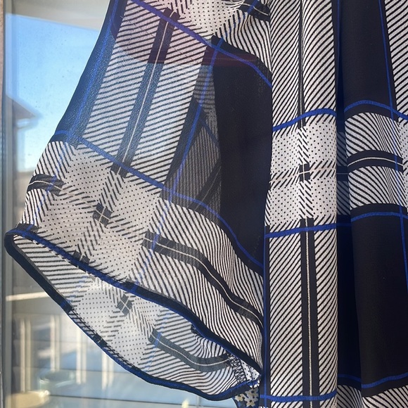 *Mismatched Pattern Wrap Top- Vince Camuto - Picture 3 of 7